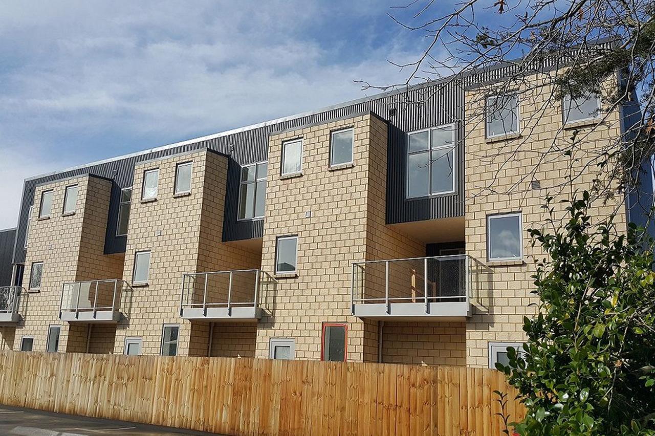 Central Hamilton Apartment On Vialou St Exterior photo